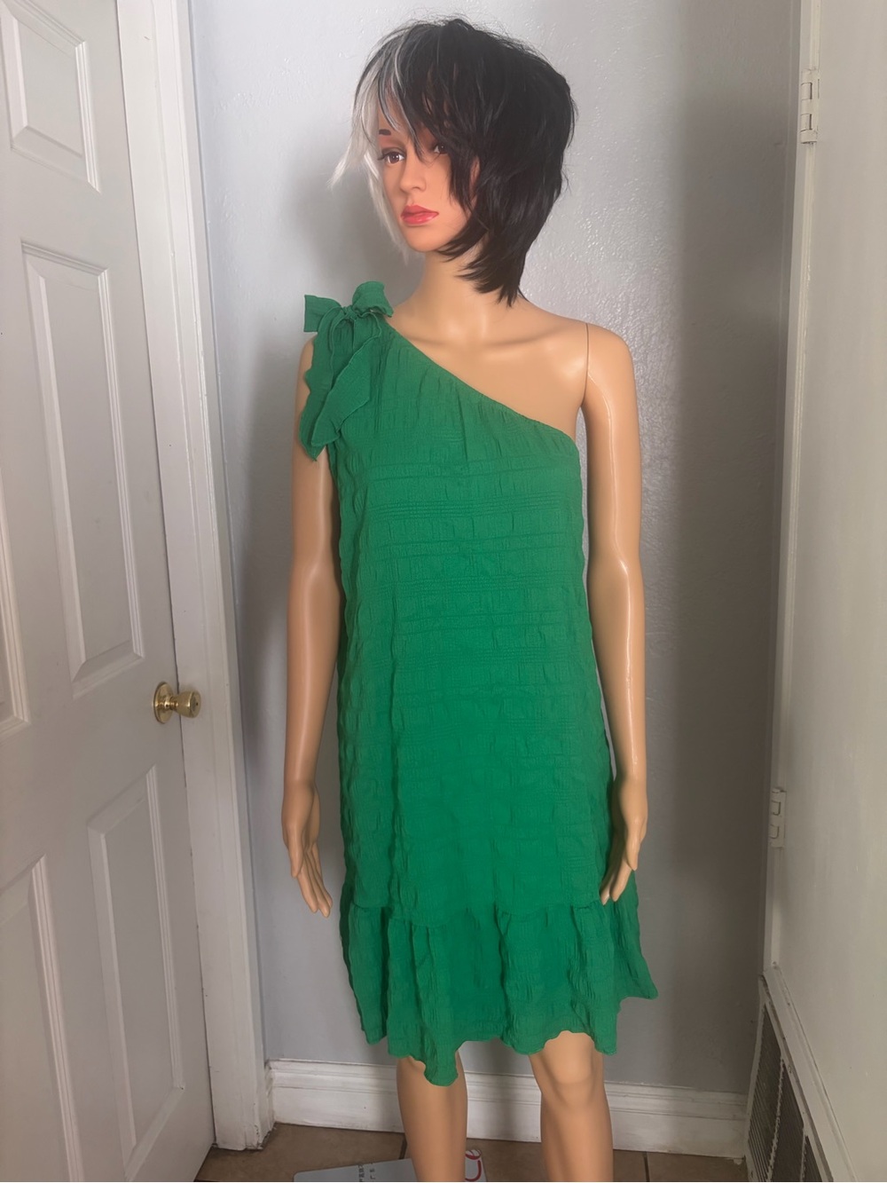 One-Shoulder Emerald Ruffle-Hem Dress with Shoulder Tie (M1)